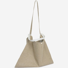 PB0110 Leichte Messenger Handtasche aus Leinen und mineralisch gegerbtem Leder, Beige, Praktische Umhängetasche, Crossbody bag, Damenhandtaschen, Ledertasche, Cleanes Design, Tasche, Nachhaltige Handtaschen, Damenmode, faire Damenaccessoires, Ayzit Bostan, Organic, Made in Europe, Handgefertigt, Handmade, Fair trade, Faire Produktion, Eco-friendly - SHOP NOW - the wearness online-shop - ETHICAL & SUSTAINABLE FASHION