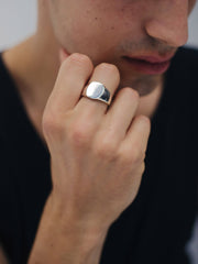 SASKIA DIEZ: Siegelring aus Silber für Männer, handmade, fair, made in europe- the wearness online-shop 