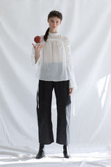 MAY BERNARDI Weiße Bluse aus Bio-Baumwolle mit geraffter Front und Ärmeln für Damen, made in Europe, fair, organic, eco-friendly - the wearness online-shop