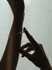 SASKIA DIEZ Armband aus klarem Bergkristall mit Perlen, Schmuck, Armreif, Handmade, fair, made in Europe , female empowerment, zero waste, recycled - the wearness online-shop 