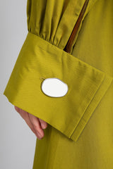 MYKKE HOFMANN Kurzes Kleid, mit langen Ärmeln, Seitentaschen & V-Ausschnitt, Dekorativer Knopf am Ärmelabschluss, Staubgrün, Seegras, fair, nachhaltig