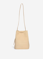 PB0110 Beuteltasche aus weichem Anilin Leder, Beige, Natur, Mineralisch gegerbtes Leder, Leather bucket bag, Umhängetasche, Shoulder bag, Damenhandtaschen, Tasche, Nachhaltige Handtaschen, Damenmode, faire Damenaccessoires, Ayzit Bostan, Organic, Made in Europe, Handgefertigt, Handmade, Fair trade, Faire Produktion, Eco-friendly - SHOP NOW - the wearness online-shop - ETHICAL & SUSTAINABLE FASHION