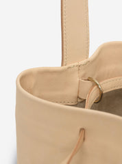 PB0110 Beuteltasche aus weichem Anilin Leder, Beige, Natur, Mineralisch gegerbtes Leder, Leather bucket bag, Umhängetasche, Shoulder bag, Damenhandtaschen, Tasche, Nachhaltige Handtaschen, Damenmode, faire Damenaccessoires, Ayzit Bostan, Organic, Made in Europe, Handgefertigt, Handmade, Fair trade, Faire Produktion, Eco-friendly - SHOP NOW - the wearness online-shop - ETHICAL & SUSTAINABLE FASHION