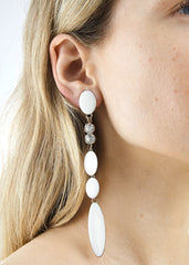 XENIA BOUS Längliche Ohrringe, weiß, blau, vergoldetes Messing, versilbertes Messing, handemailliert, fair, nachhaltig